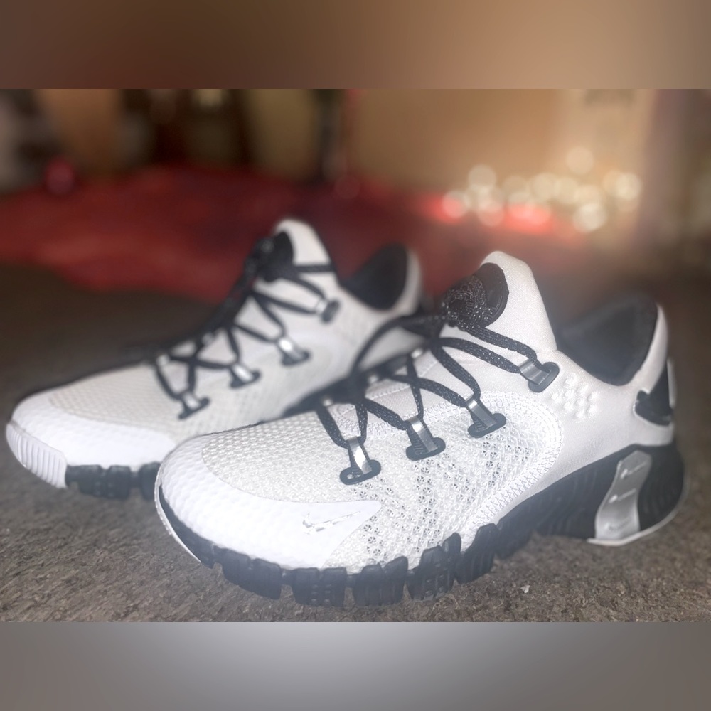 Women’s Free Metcon 4 Premium, color white black sliver, size 7 in women